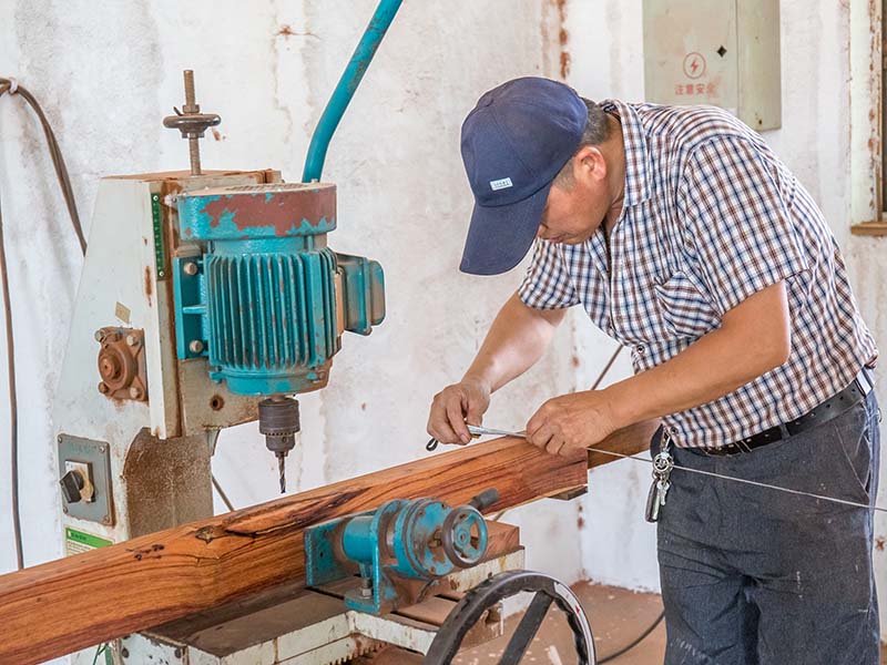 正安楼梯地板柜门的油漆修复-10