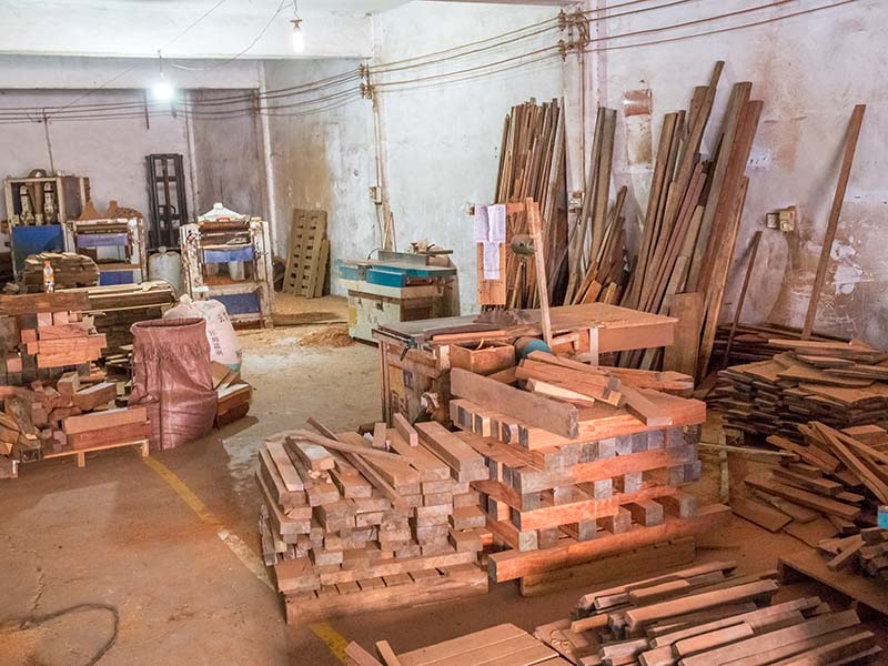 正安楼梯地板柜门的油漆修复-09